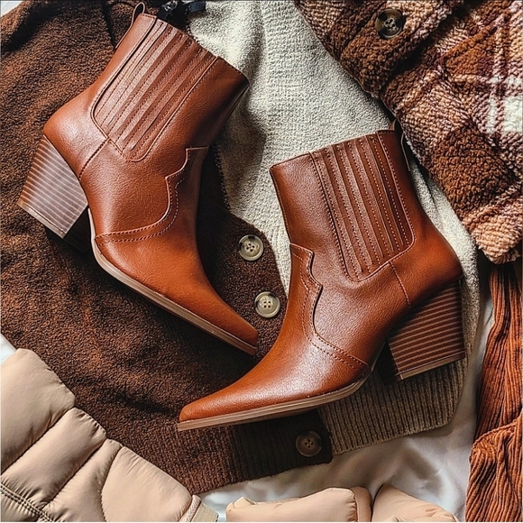 Shoes - 🚨ON SALE🚨// Rich cognac vegan leather western style Boot
